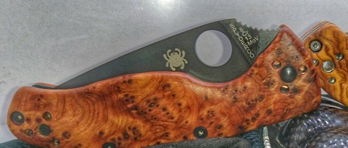 Spyderco Tenacios Olive und Thuja Maser 