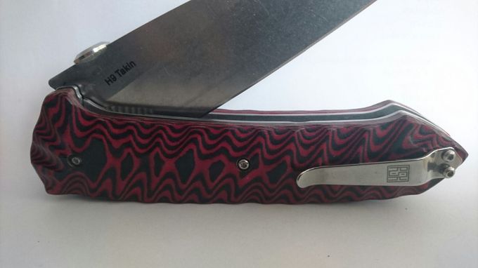 RSK H9 Takin mit Micarta Schwarz Rot gegroovt . Die Grooves sind von Hand eingearbeitet.
